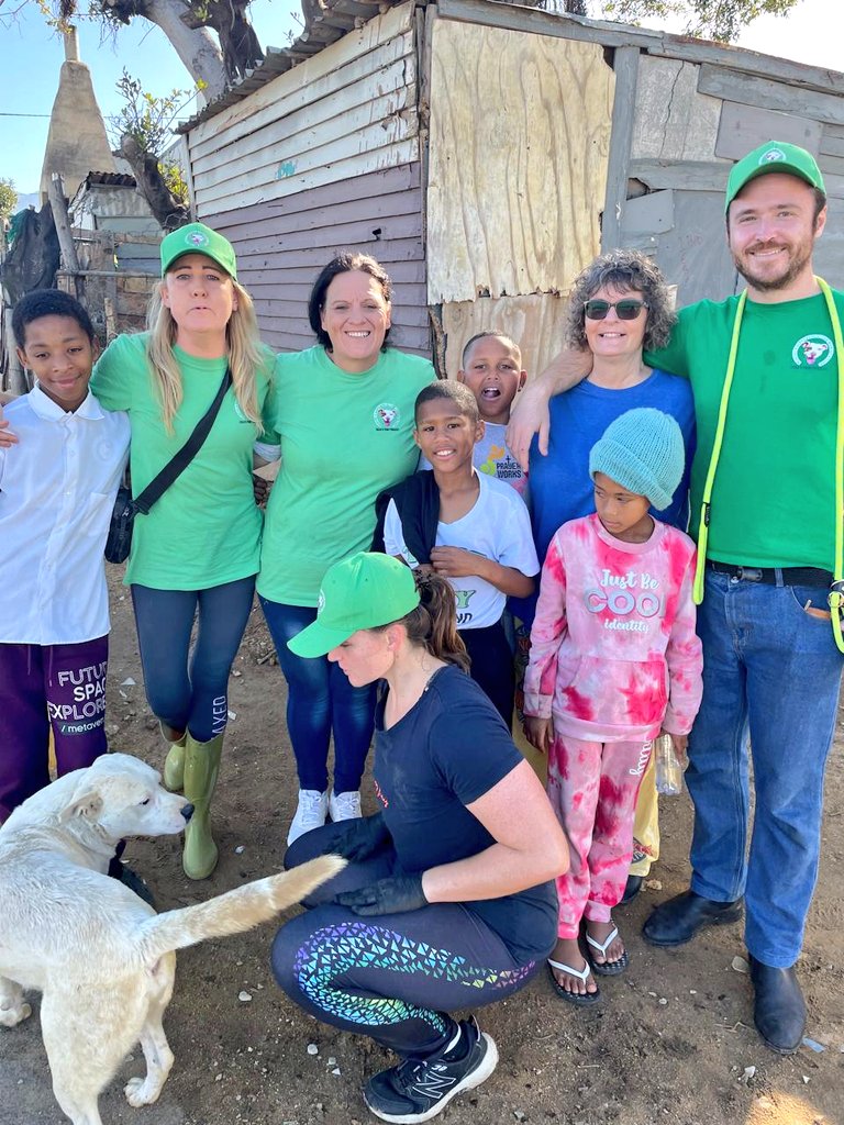 lolsielove's tweet image. Just finished with our feeding today. Sadly,we didn’t have enough food to give to the owners for the rest of the week, but every single cat and dog got a proper meal today, and that’s matters most.
Thank you to everyone who supports us, we’ll keep doing our best with what we have