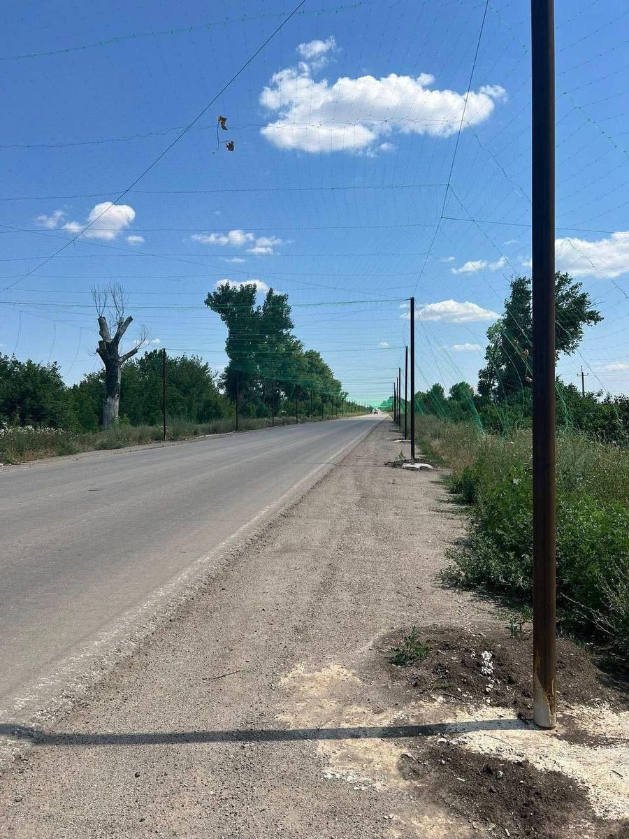 🇺🇦🇷🇺 Ukraine Installs Anti-Drone Nets Frontline in Zaporizhzhia

In the heavily shelled town of Orikhiv, Zaporizhzhia region, anti-drone nets are now being stretched directly above city streets to protect against Russian UAV attacks, per Unian.
