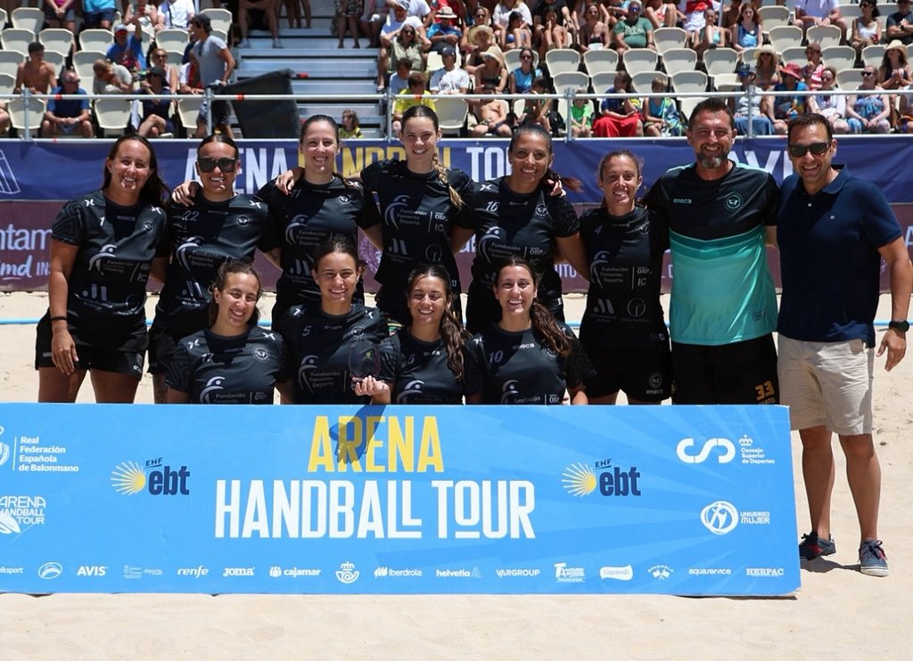Arena Handball Tour (@arenahandballt) on Twitter photo 🏆 #Arena1000 Cádiz
📍Senior femenino
🥇 <a href="/playasdefuengi1/">CD Playas de Fuengirola</a>
🥈 <a href="/cbmpciudemalaga/">Fundación Fomento Deporte CBMP Ciudad de Málaga</a>
🤝🏻 Entregó Blas Parilla, vicepresidente de la @rfebalonmano y directivo responsable del <a href="/ArenaHandballT/">Arena Handball Tour</a>; y Sebastián Fernández, presidente de la <a href="/FAndaluzaBM/">Federación Andaluza de Balonmano</a> 🏆 #Arena1000 Cádiz
📍Senior femenino
🥇 <a href="/playasdefuengi1/">CD Playas de Fuengirola</a>
🥈 <a href="/cbmpciudemalaga/">Fundación Fomento Deporte CBMP Ciudad de Málaga</a>
🤝🏻 Entregó Blas Parilla, vicepresidente de la @rfebalonmano y directivo responsable del <a href="/ArenaHandballT/">Arena Handball Tour</a>; y Sebastián Fernández, presidente de la <a href="/FAndaluzaBM/">Federación Andaluza de Balonmano</a>