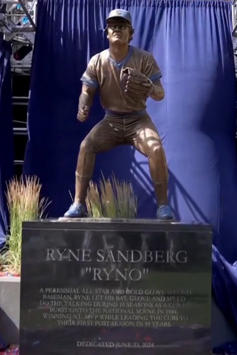 BBGreatMoments's tweet image. The Ryne Sandberg statue at Wrigley Field.