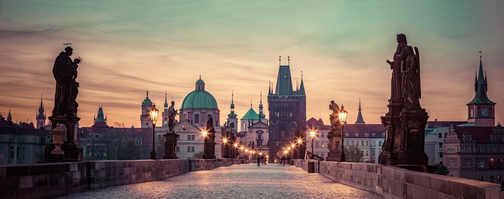 Sabías que el puente más antiguo de #Praga es el Puente de Carlos y al cruzar el puente en realidad estás recorriendo una galería de esculturas barrocas y grupos escultóricos, su decoración proviene de los talleres de los artistas más famosos de su época #DestinoChequia #UNESCO