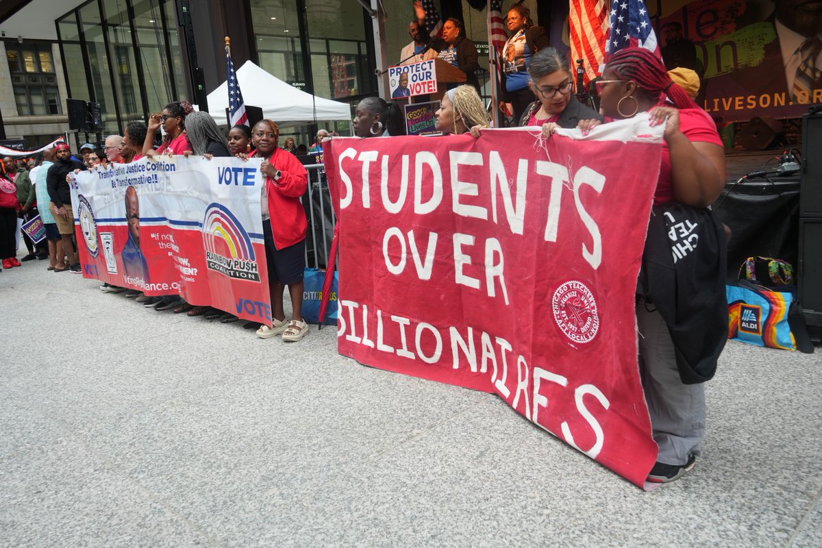 CTULocal1's tweet image. 📢 This week, we honored the late Congressman John Lewis and his vision for our nation at the #GoodTroubeLivesOn Rally in Chicago.
We rallied with educators, faith leaders, working families, and our community to keep fighting for the futures we deserve—ones where everyone has…