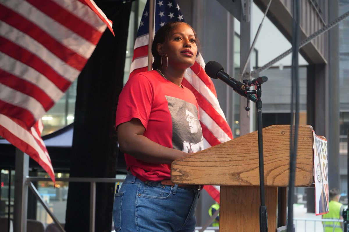 CTULocal1's tweet image. 📢 This week, we honored the late Congressman John Lewis and his vision for our nation at the #GoodTroubeLivesOn Rally in Chicago.
We rallied with educators, faith leaders, working families, and our community to keep fighting for the futures we deserve—ones where everyone has…
