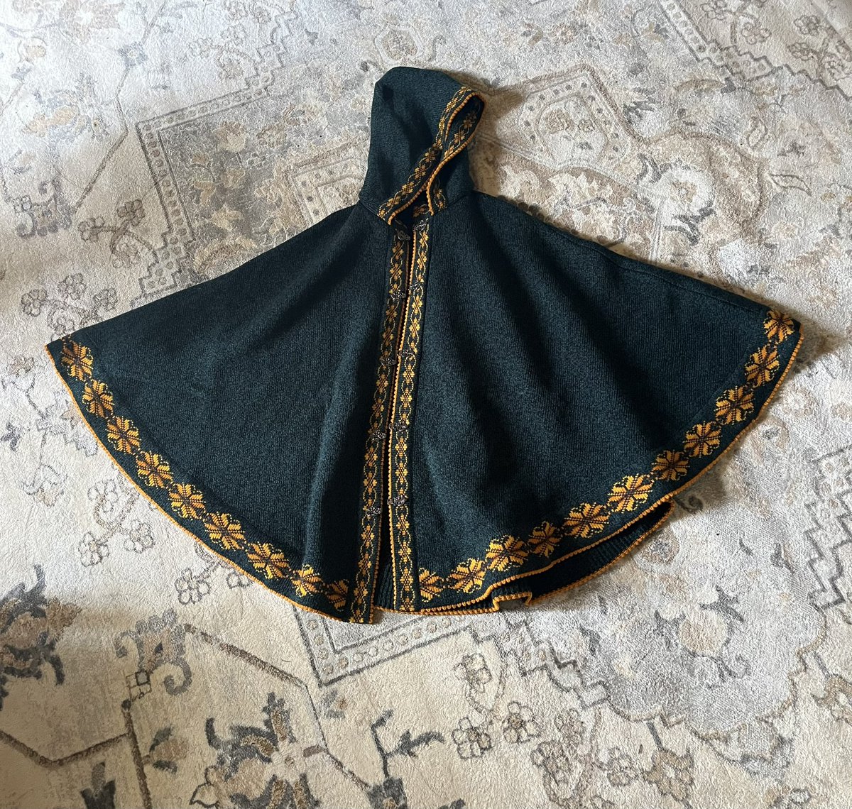 TheTwelfthCrown's tweet image. Divine Liturgy this morning. A peaceful cigar and corned beef hash for breakfast afterwards. Then traditional lunch and the afternoon with my kith & kin at the Swedish festival in my hometown.
Got a Dala Horse for my lounge, an Icelandic sheepskin for my son, and a handwoven…