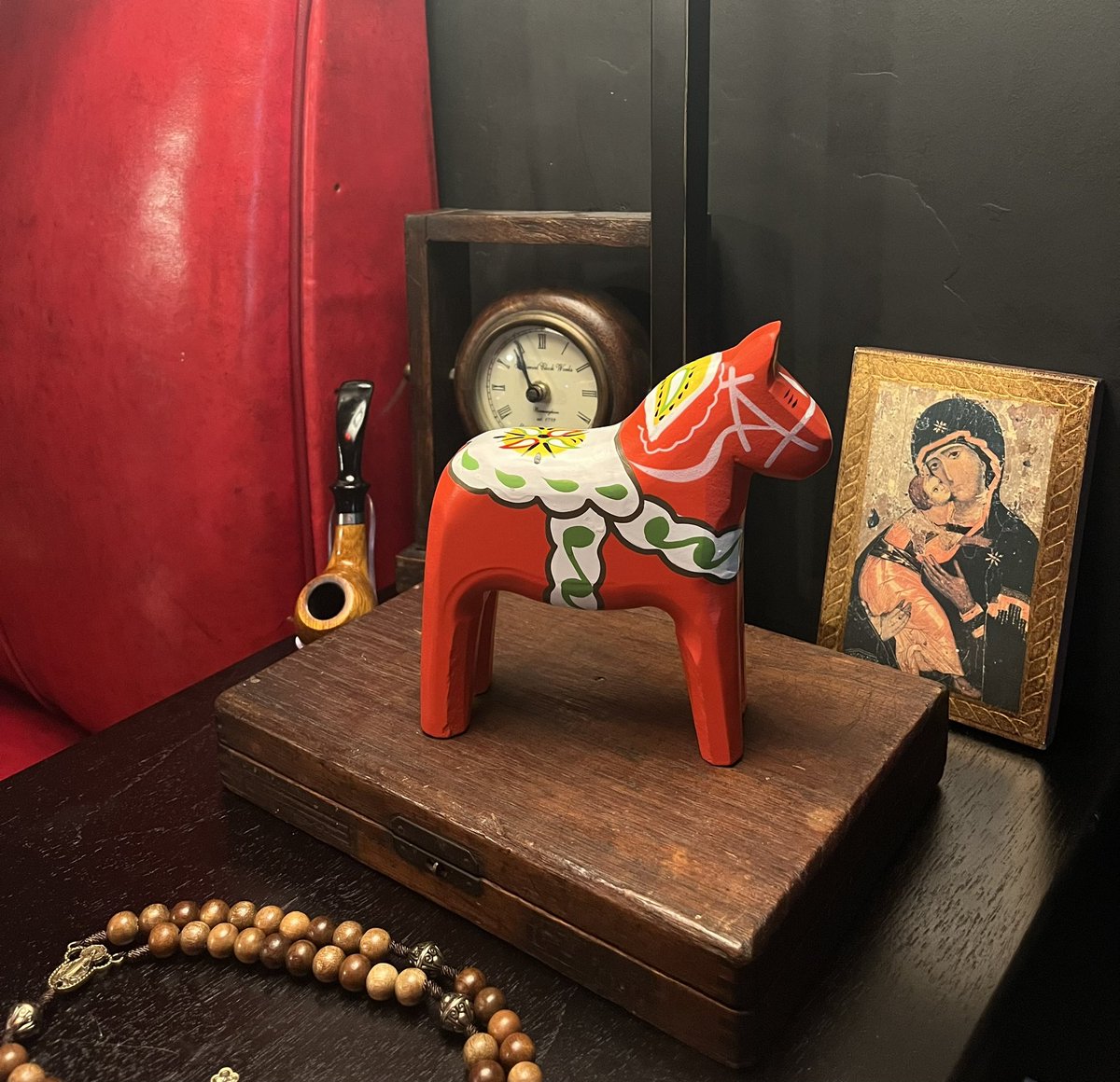 TheTwelfthCrown's tweet image. Divine Liturgy this morning. A peaceful cigar and corned beef hash for breakfast afterwards. Then traditional lunch and the afternoon with my kith & kin at the Swedish festival in my hometown.
Got a Dala Horse for my lounge, an Icelandic sheepskin for my son, and a handwoven…