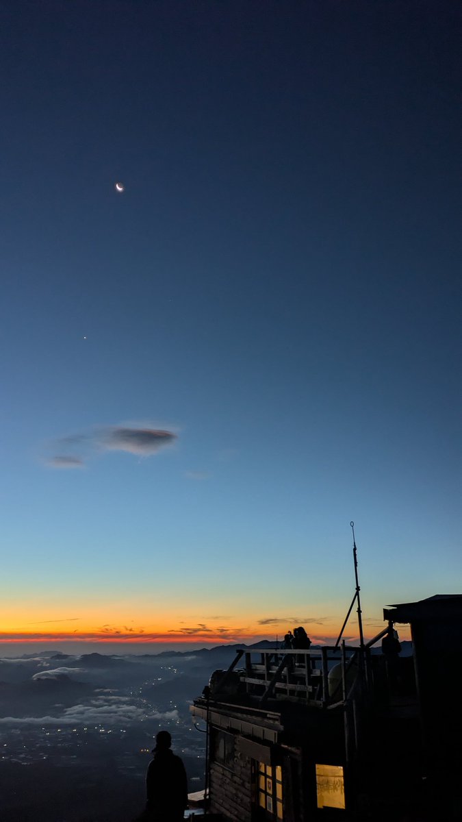 akadake2899m's tweet image. おはようございます。今朝の赤岳は晴れです。気温は９℃。穏やかな西風が吹いています。
＃赤岳
＃八ヶ岳