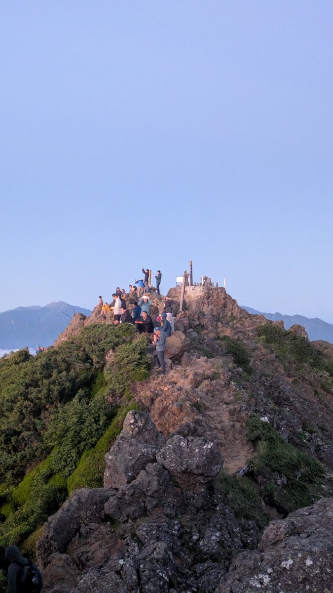 akadake2899m's tweet image. おはようございます。今朝の赤岳は晴れです。気温は９℃。穏やかな西風が吹いています。
＃赤岳
＃八ヶ岳
