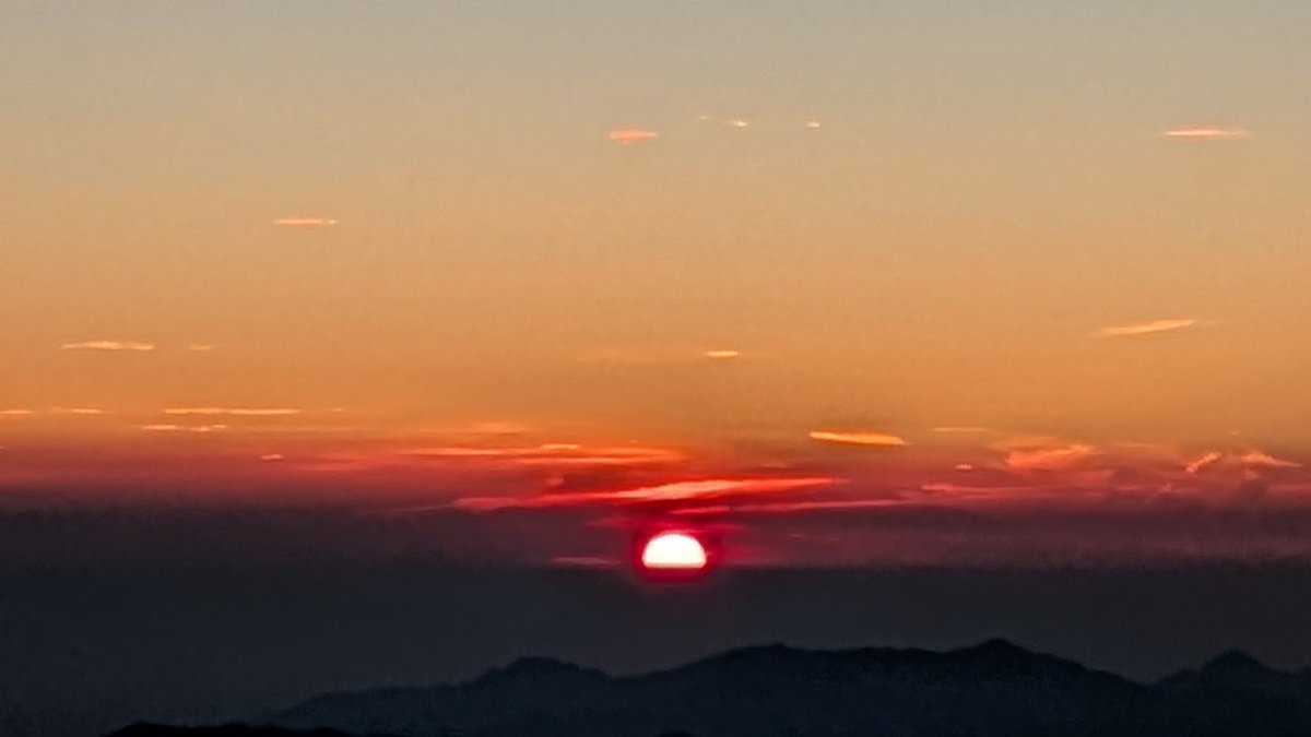 akadake2899m's tweet image. おはようございます。今朝の赤岳は晴れです。気温は９℃。穏やかな西風が吹いています。
＃赤岳
＃八ヶ岳