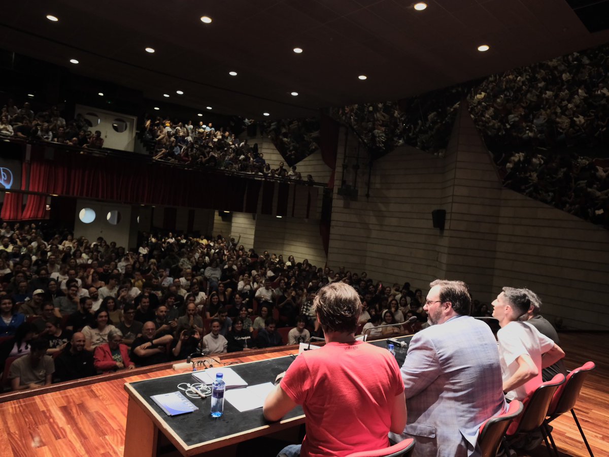 festivalcelsius's tweet photo. Era uno de los momentos más esperados por muchos en el #celsius2025 y no defraudó. Brillante en todos los sentidos el encuentro con Brandon Sanderson (en el que además confirmó que volverá en algún momento a España) https://t.co/N9eooXMHJ9