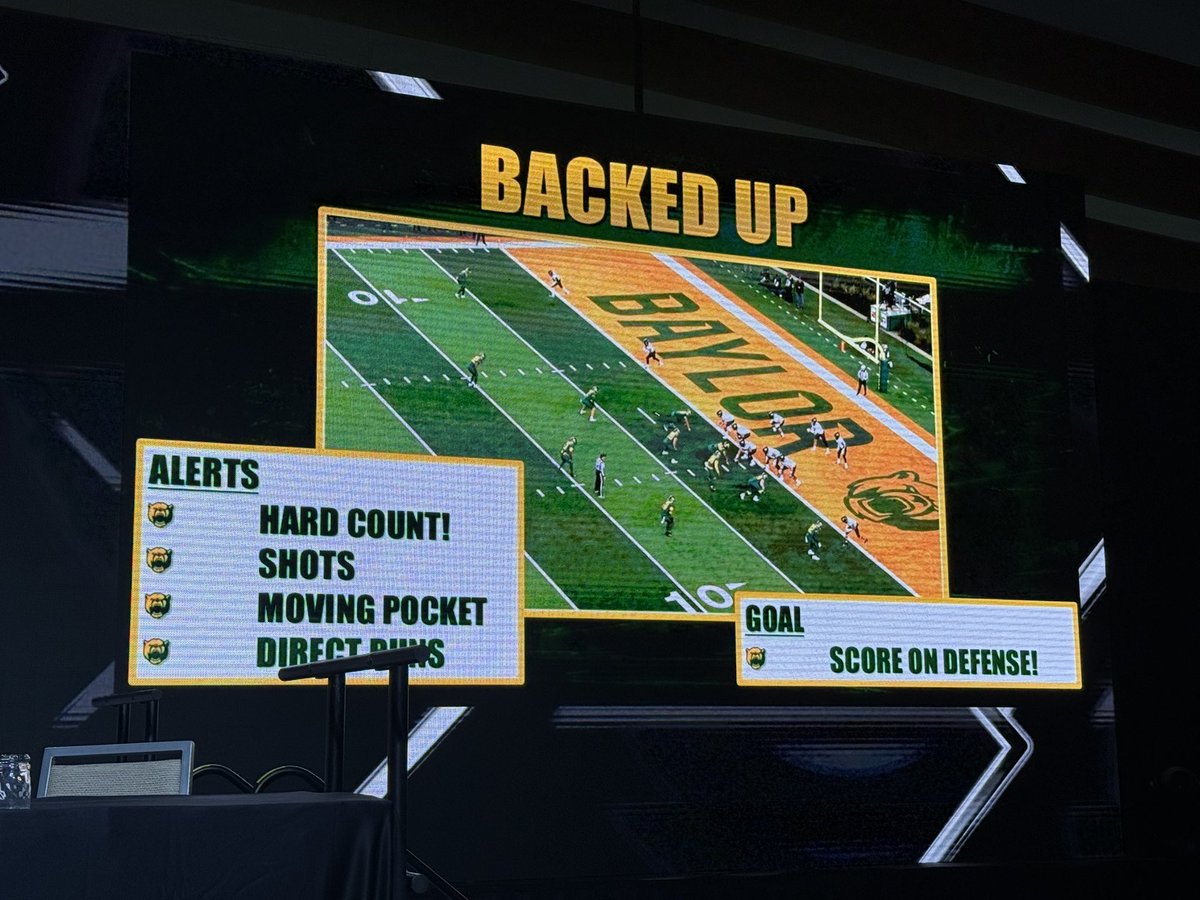 CoachGower's tweet image. The amount of notes taken during @CoachPowledge session at @THSCAcoaches…📝📝📝📝📝