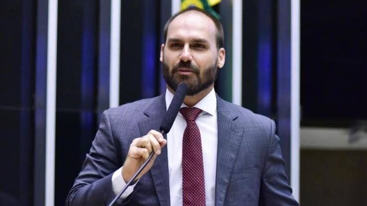 Point__Pop's tweet photo. 🚨Eduardo Bolsonaro revelou que desistiu de renunciar ao mandato de deputado e que vai continuar recebendo o salário mesmo morando em outro país até a câmara cassar seu mandato.
. https://t.co/7os3bNXo3p