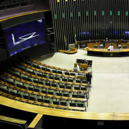 Point__Pop's tweet photo. 🚨Eduardo Bolsonaro revelou que desistiu de renunciar ao mandato de deputado e que vai continuar recebendo o salário mesmo morando em outro país até a câmara cassar seu mandato.
. https://t.co/7os3bNXo3p