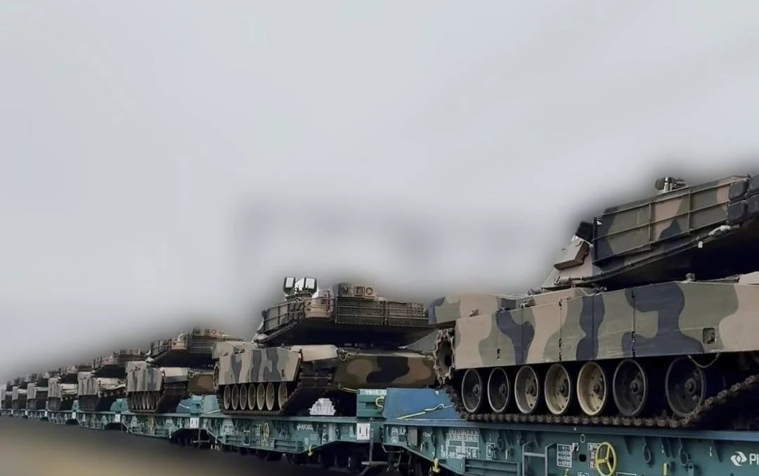 Trotes936897's tweet image. Apparently M1A1 AIMs donated by Australia to Ukraine being moved by train in Poland, Two of them can be seen with Mine Plow equipment.
