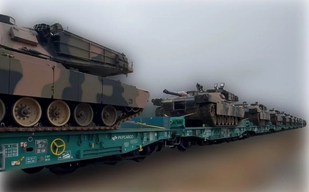 Trotes936897's tweet image. Apparently M1A1 AIMs donated by Australia to Ukraine being moved by train in Poland, Two of them can be seen with Mine Plow equipment.