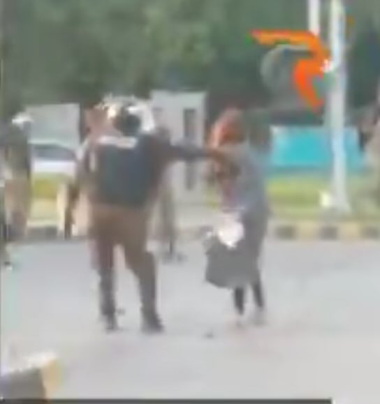 <a href="/AzmaBokhariPMLN/">Azma Zahid Bokhari</a> نہتی طیبہ راجہ کو اسلحے والوں نے ایسے ہی گرفتار کیا تھا ، ایسی ہزاروں بے غیرتیوں کی بدولت بے غیرت آج اقتدار میں بیٹھے ہیں اور جس بیغیرتی کو جواز بنایا گیا اس بے غیرتی کے حق میں گواہ تک مکر رہے ہیں۔ 

کیا یہی غیرت ہے؟