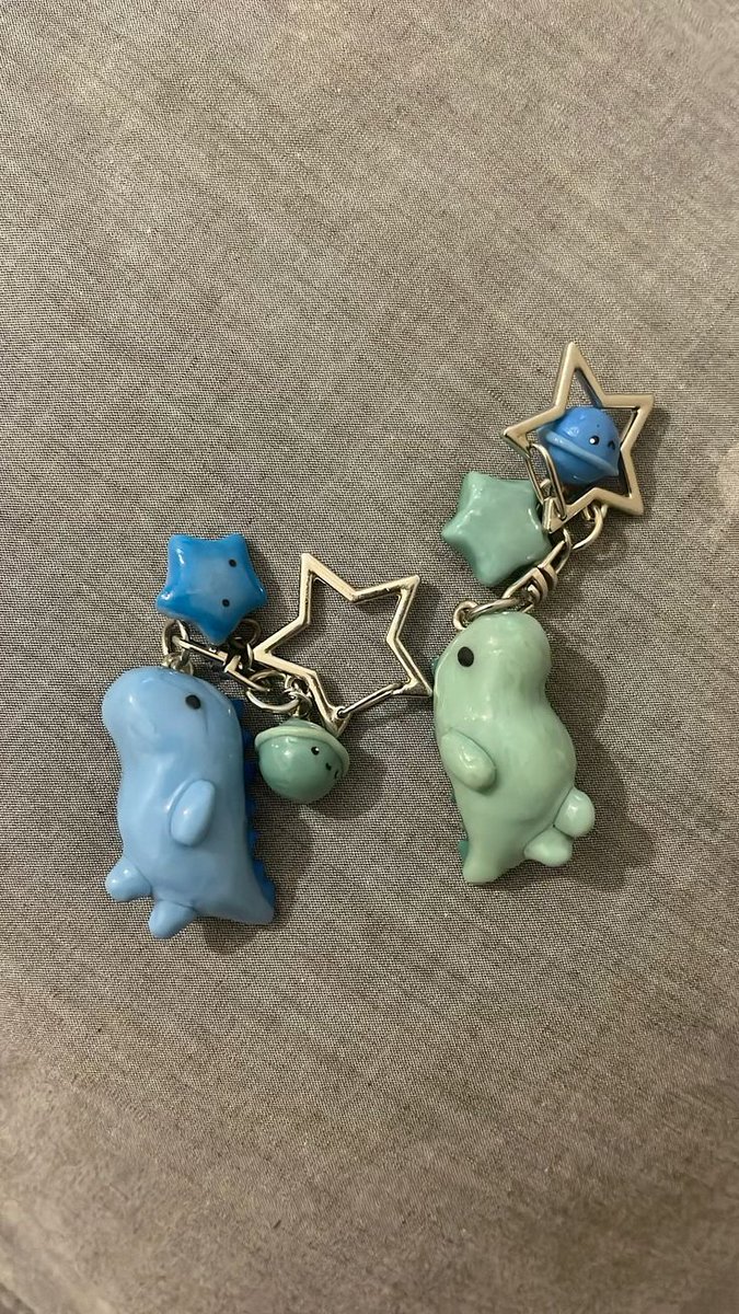 verdantlies's tweet image. ⠀
happy  birthday   @coiledfangs   !!   i  made  you  a  cake  and  i  got  us  matching  dino  keychains.   (＾▽＾)
⠀