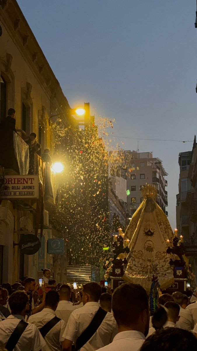 La Reina de las Huertas recibe una gran petalada en calle Granada.

• Tú eres el Orgullo de Nuestro Pueblo (Pablo Ojeda)
• Virgen de la Palma (Manuel Marvizón)

<a href="/ReinaHuertas/">Reina de las Huertas</a>
#SoñandoMúsica