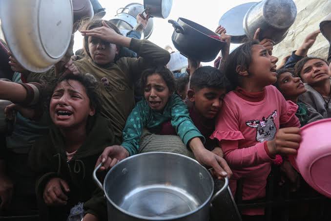 Yemek yok!
Su yok!
Ses yok! 
#GazzeAçlıktanÖlüyor
#GazzeyiUnutma