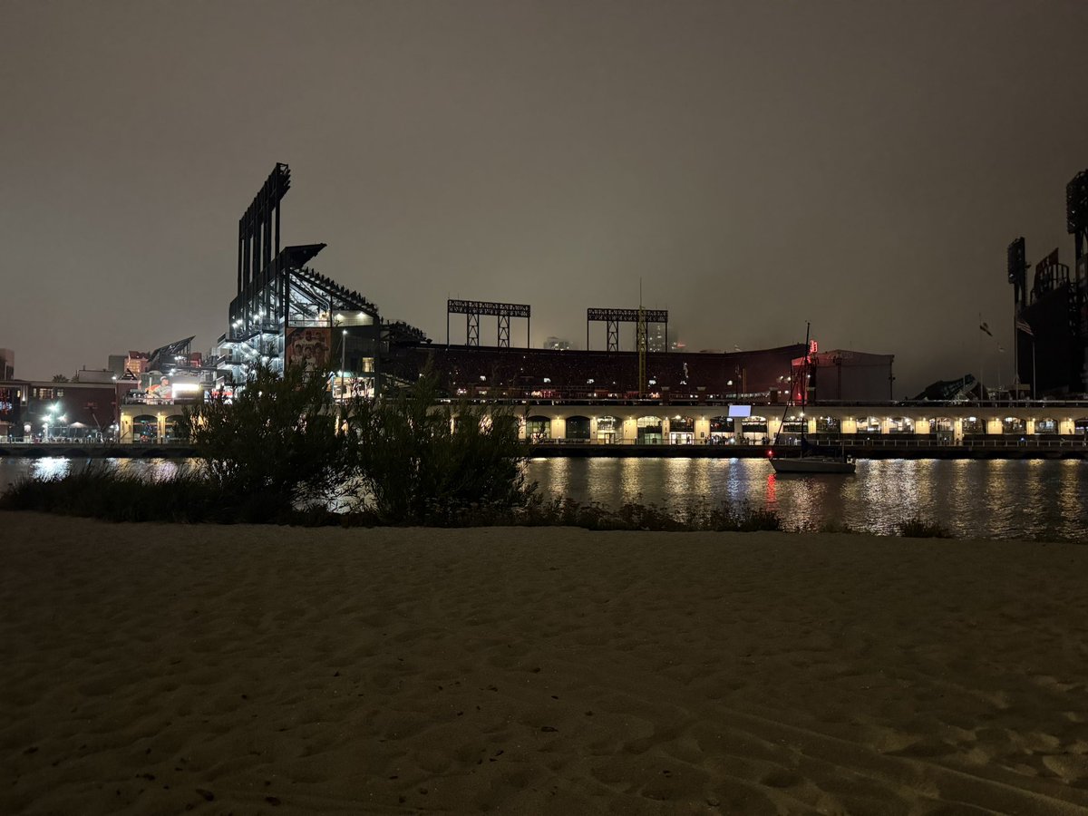 uhhkyra's tweet image. mcr from mccovey cove last night 🖤🖤
#mcrsf