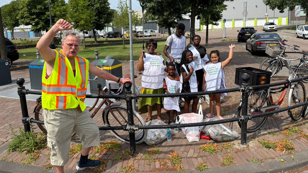 #Zwerfie-vrijwilliger Frans heeft vier kleinkinderen uit België op bezoek. "Ze willen graag schoonmaken en opruimen", vertelde hij. En zo geschiedde. Het werd een internationaal team: België, Roemenië, Togo en Nederland. 
Charlois is verlost van onafbreekbaar spul! Kanjers!