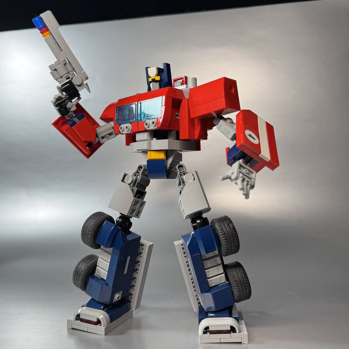 plastic_paddock's tweet image. Optimus prime! Inspired by @studentscissors strika. I adore that model and always knew there was a Optimus prime in there. I’m happy I could add a waste twist and shoulder articulation.