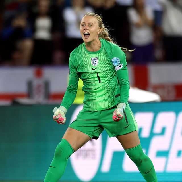 The eye condition that makes England goalkeeper Hannah Hampton's rise even more remarkable.

‘Me being a goalkeeper shouldn’t really work in theory.’ says England's Hannah Hampton

womenshealthmag.com/uk/health/cond…