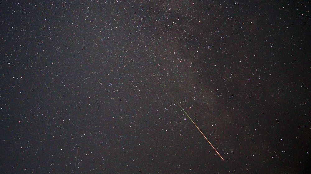 sjb_astro's tweet image. The source of the #Perseids meteor shower is comet 109P/Swift-Tuttle and the shower has been observed for nearly 2,000 years. Meteors from this stream hit our atmosphere at 59km/s, which is quite swift compared to other showers. #Astronomy #PerseidsMeteorShower