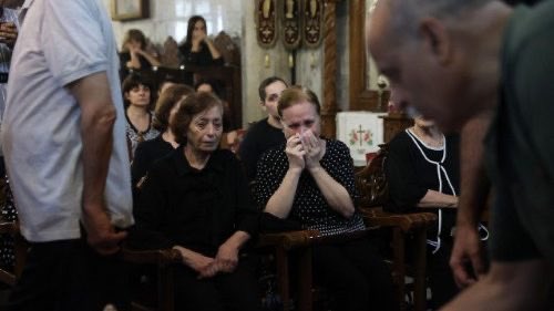 maronitas_es's tweet image. «El Prefecto del Dicasterio para las Iglesias Orientales, habla de la tragedia que se desarrolla en Gaza ante la que permanecemos en la ventana mirando. Califica de «inhumano» el ataque israelí a la parroquia católica de la Sagrada Familia».
vaticannews.va/es/vaticano/ne…