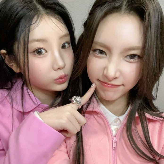 jungville's tweet image. wonhee: quando penso em grupos, o primeiro que vem a mente é o TWICE subaenim. elas se tornaram parte do meu dia a dia.
yunah: somos apenas novatos e mesmo assim o bts conversou conosco e nos disseram 'nós realmente gostamos de ouvir suas músicas'. 🥹