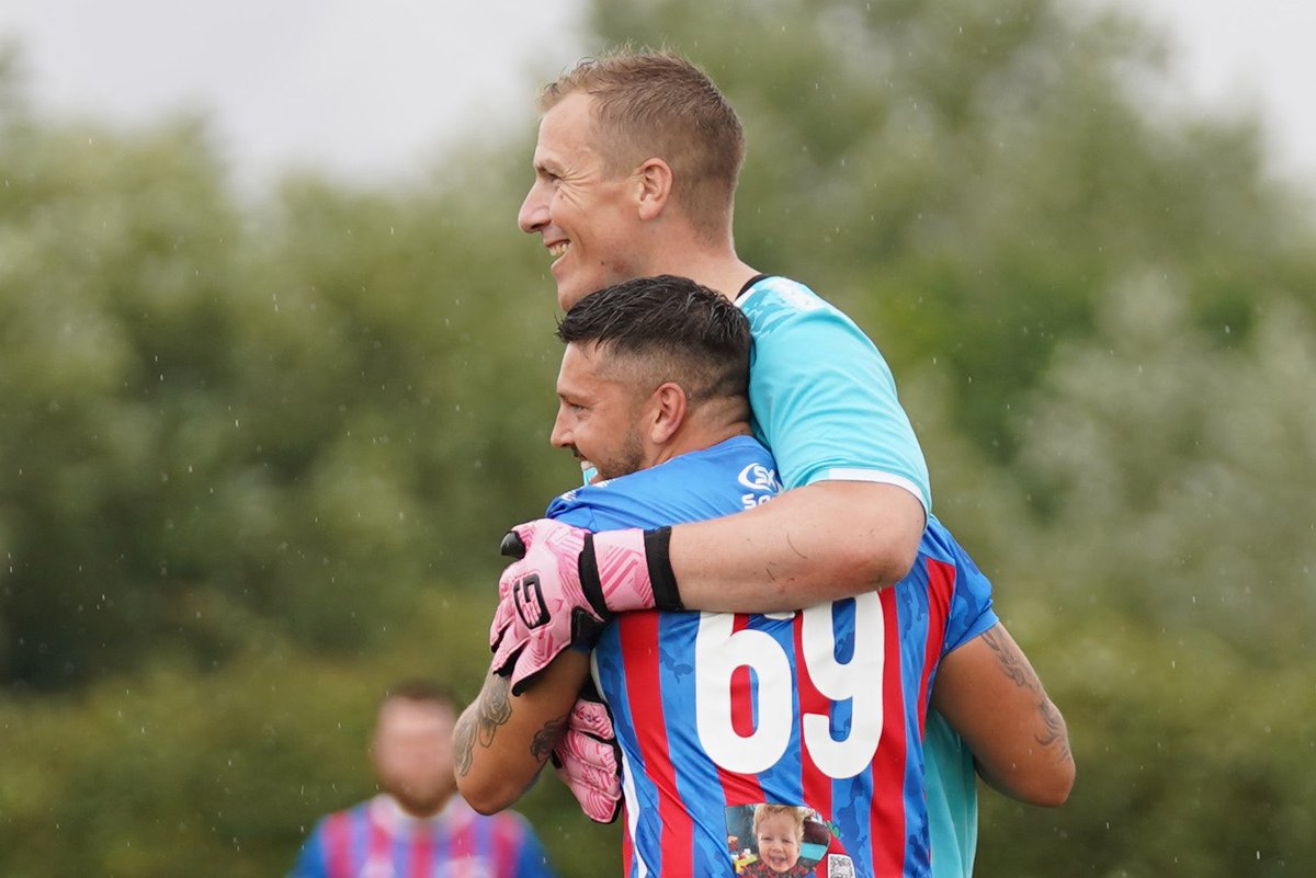 RoyWarner5's tweet image. I am not sure who had the most fun at Elliot Justham’s testimonial between @MaldonTiptreeFC Jammers XI and @Dag_RedFC Legends.