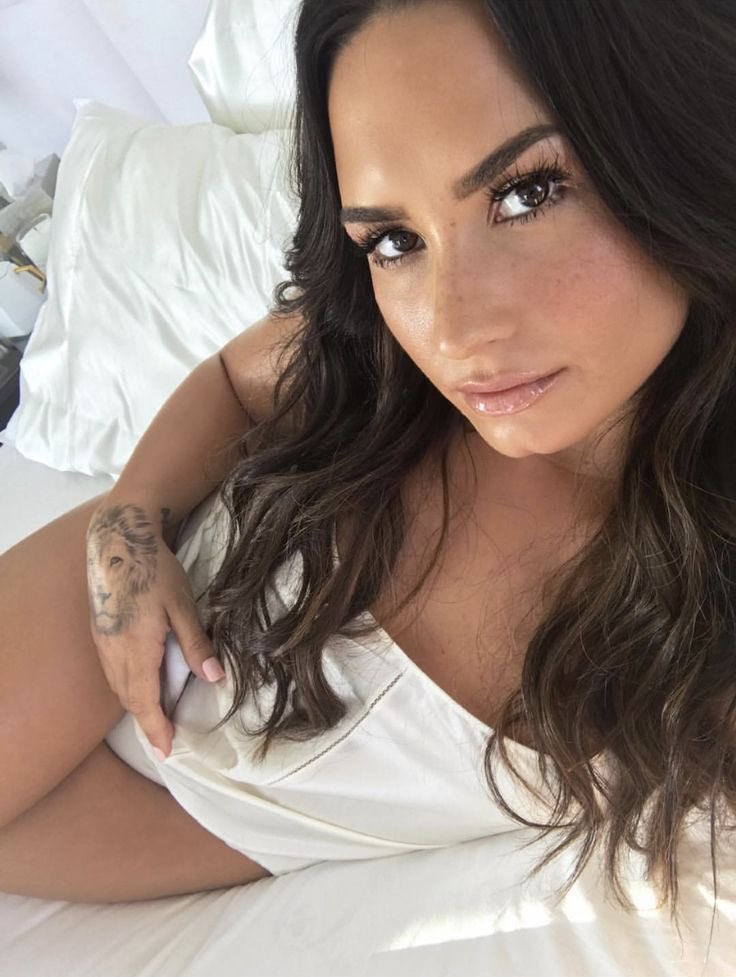 demiknees's tweet image. demi in white supremacy ☁️🪽🖱️✉️🥛🤍