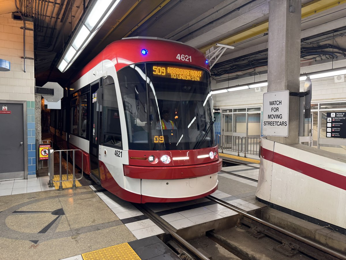 AlexanderGlista's tweet image. I’ve always loved the TTC’s Queen’s Quay (Ferry Docks) Station. It’s unique because it’s the only underground streetcar station that’s not an interchange with the subway, and you cross the tracks at-grade to access the opposite platform.