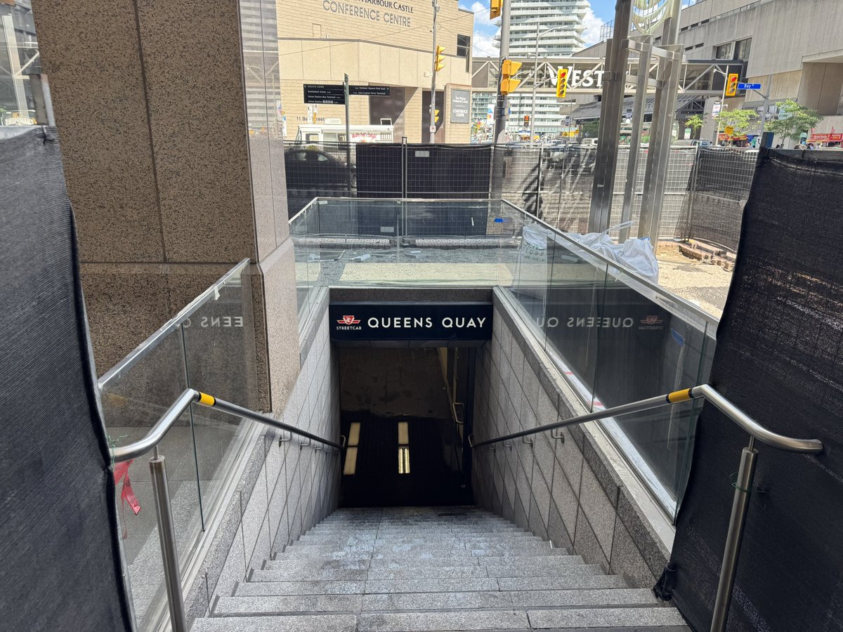 AlexanderGlista's tweet image. I’ve always loved the TTC’s Queen’s Quay (Ferry Docks) Station. It’s unique because it’s the only underground streetcar station that’s not an interchange with the subway, and you cross the tracks at-grade to access the opposite platform.