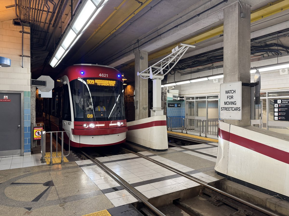 AlexanderGlista's tweet image. I’ve always loved the TTC’s Queen’s Quay (Ferry Docks) Station. It’s unique because it’s the only underground streetcar station that’s not an interchange with the subway, and you cross the tracks at-grade to access the opposite platform.