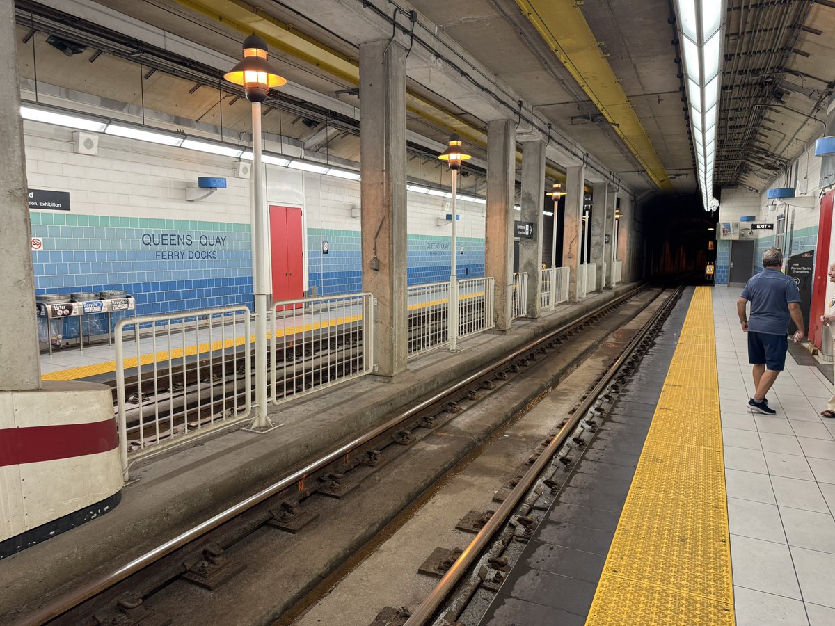AlexanderGlista's tweet image. I’ve always loved the TTC’s Queen’s Quay (Ferry Docks) Station. It’s unique because it’s the only underground streetcar station that’s not an interchange with the subway, and you cross the tracks at-grade to access the opposite platform.