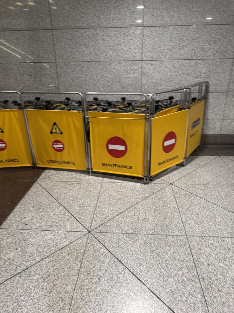 Combat_learjet's tweet image. Checked in today on my favorite DIA escalator. Nothing new to report. 🤣