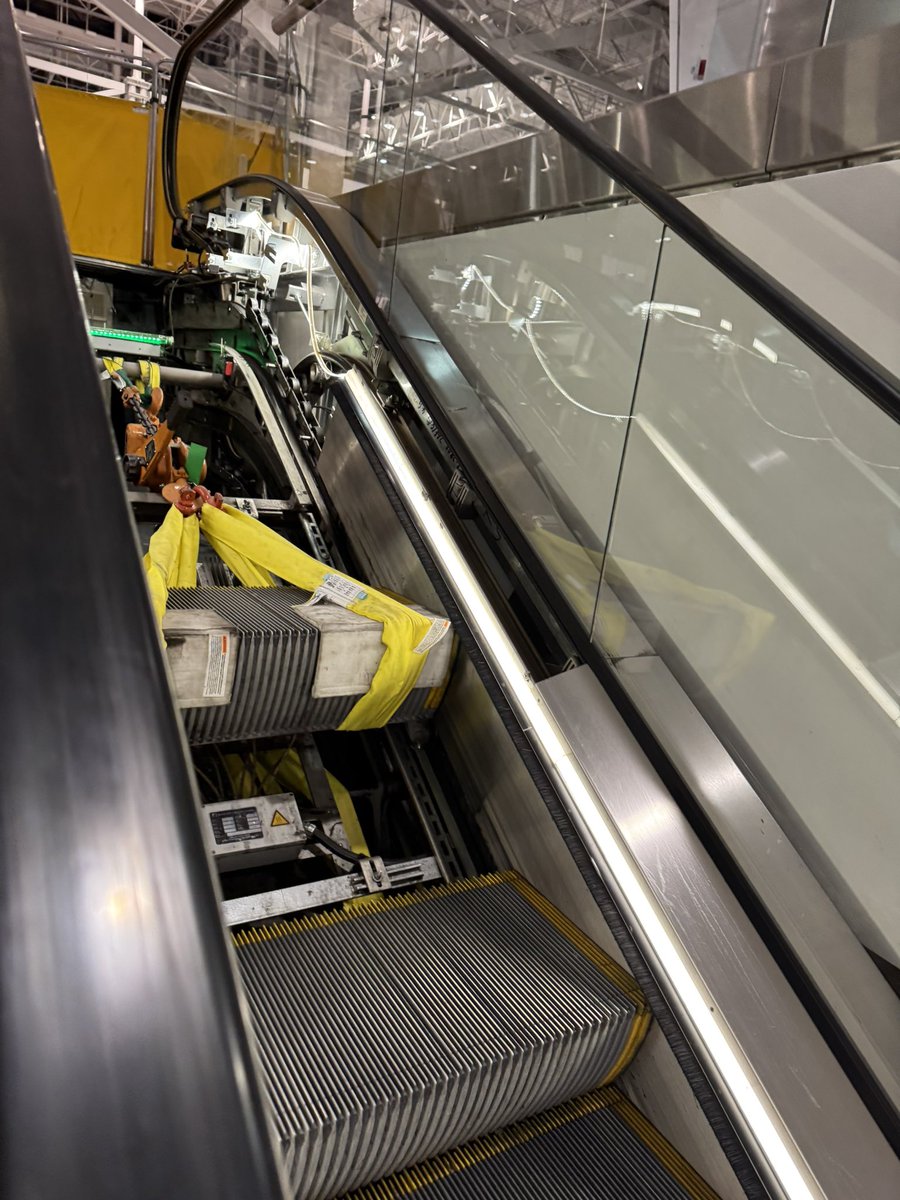 Combat_learjet's tweet image. Checked in today on my favorite DIA escalator. Nothing new to report. 🤣
