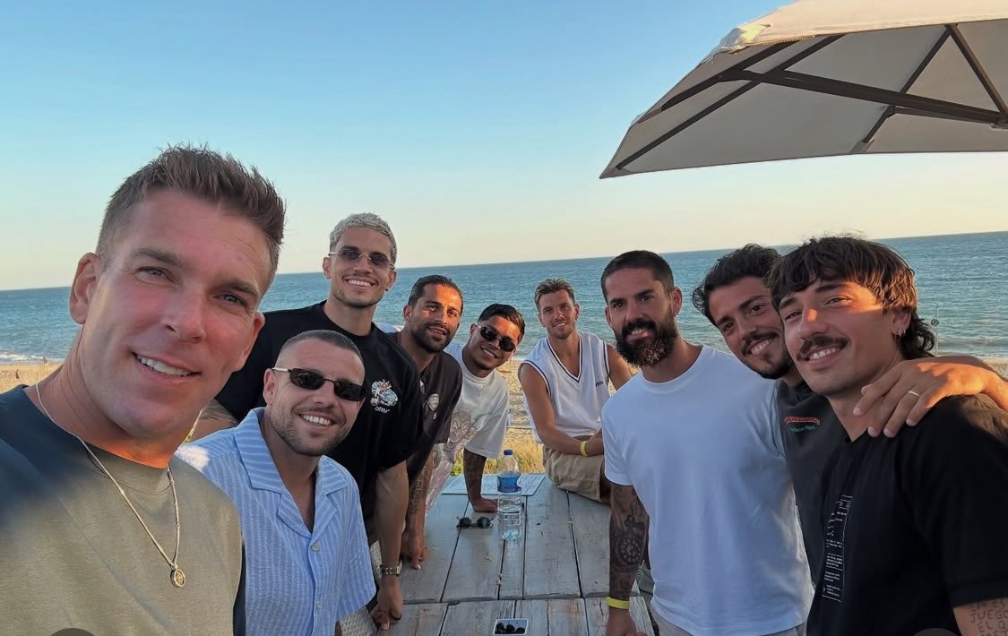 AdanGiraldez's tweet image. En mi mente han hecho una videollamada a Antony y Ceballos y les han dicho "venirse ya pacá". Y como nunca sabré si ha ocurrido o no, soy feliz pensando que sí