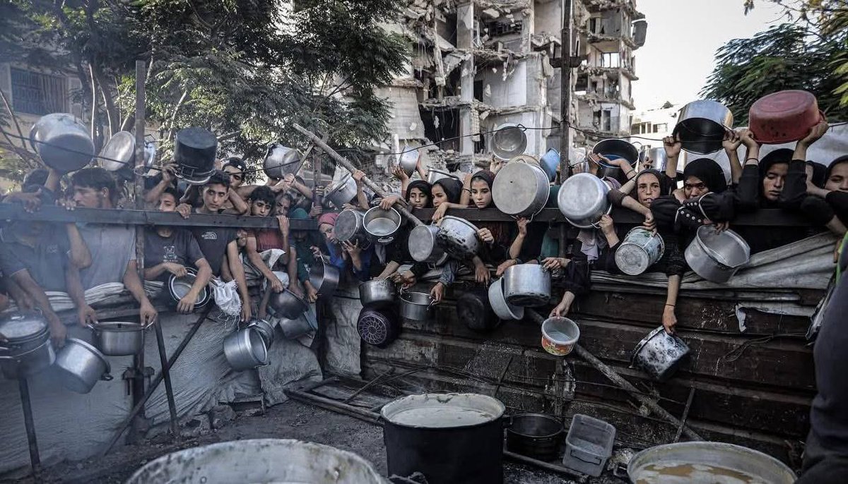 في اكثر زمن مليان رفاهية و تبذير في الاكل تجد أن 2 مليون إنسان مسألة وقت فقط قبل أن يموتوا من الجوع

والله لو كانوا مليونين حيوان محاصرين و ممنوعين من الاكل لتحركت كل مؤسسات العالم لإنقاذهم

اللهم انصر اخواننا في غزة و ارحم ضعفنا يا رب العالمين

#Famine_in_Gaza