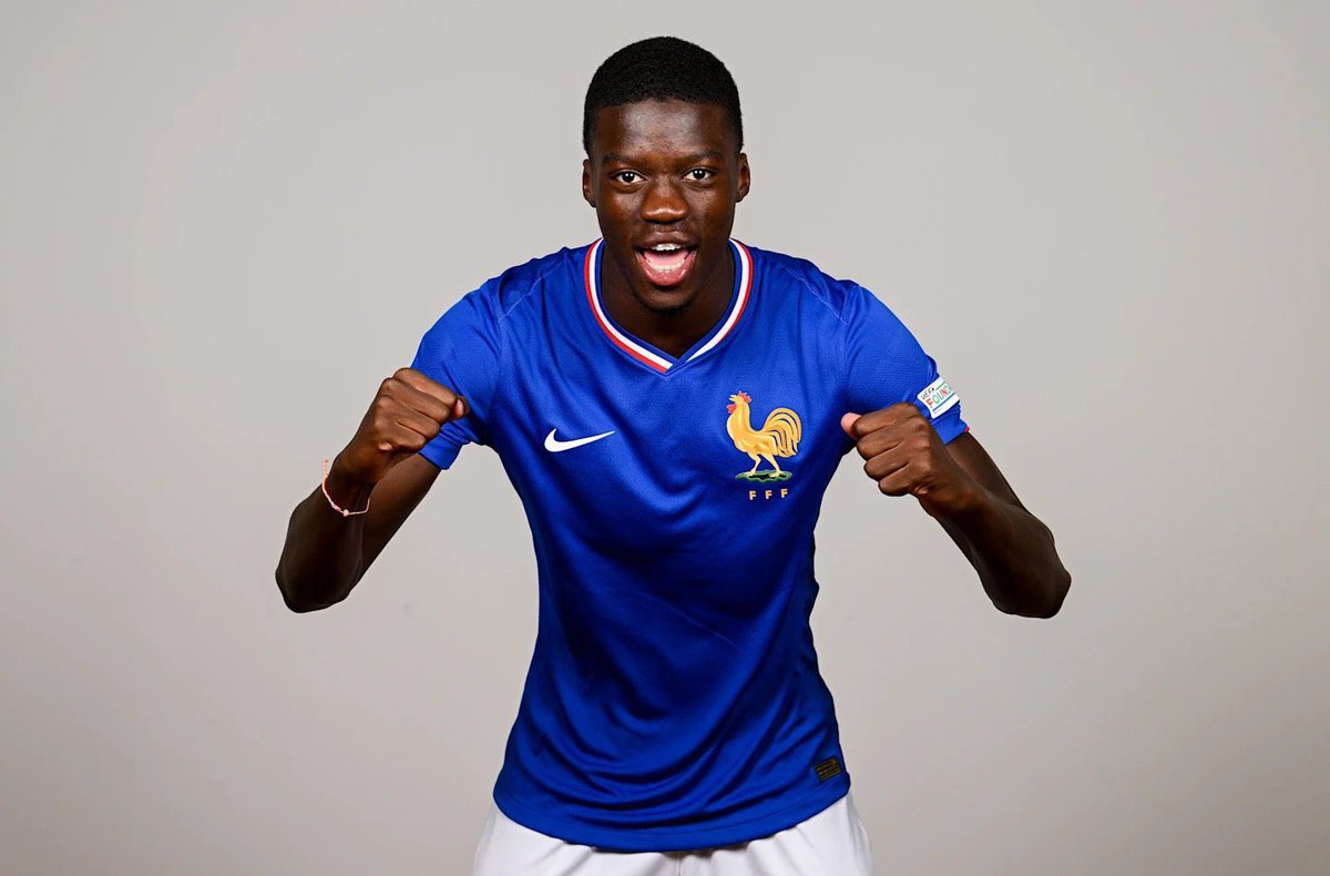 VortexSports360's tweet photo. 🚨🔵 EXCLUSIVE: Mamadou Sarr returns to Strasbourg on loan from Chelsea!

The talented defender heads back after signing an 8-year deal with Chelsea — set to play a key role in Rosenior’s plans as Strasbourg target a top 5 Ligue 1 finish.

Source: @FabrizioRomano https://t.co/62Rd1cBCxC