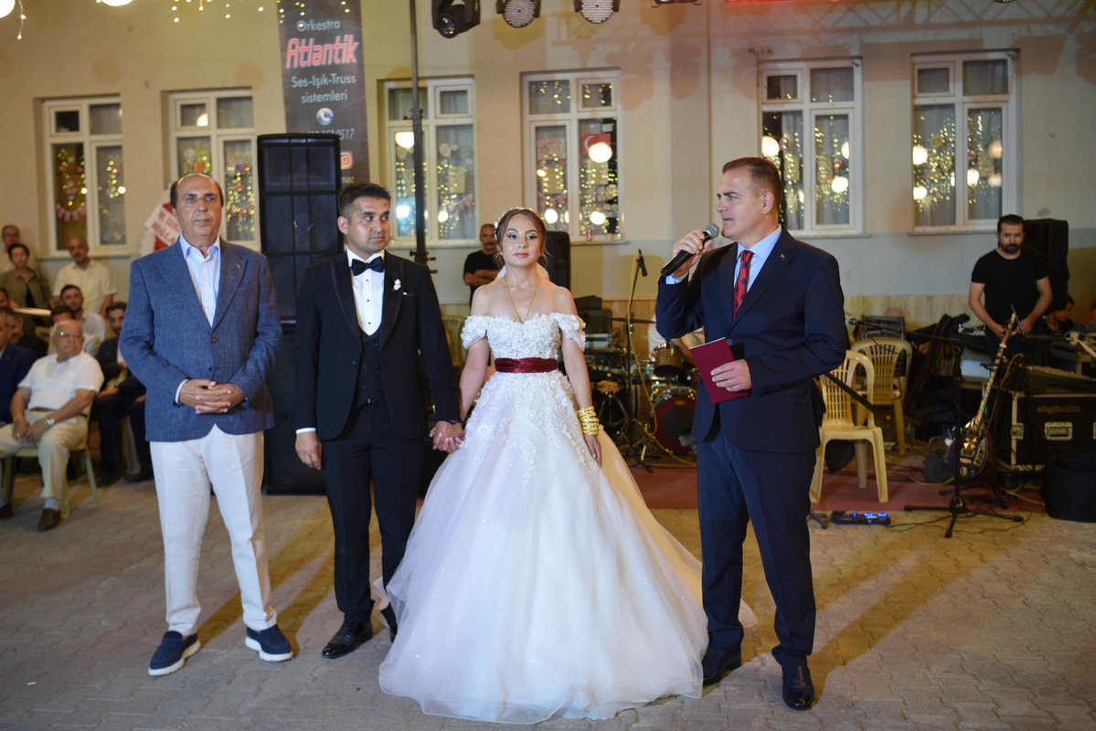 Valimiz Sayın Dr. İdris Akbıyık Köyceğiz ilçemizde Gazi Üsteğmen Mutlu Duran ve Merve Duran'ın düğün merasimine katıldı.

Kahraman gazimizin düğün törenine katılarak mutluluğunu paylaşmaktan duyduğu memnuniyeti ifade eden Valimiz Sayın Dr. İdris Akbıyık, Cumhurbaşkanımız Sayın