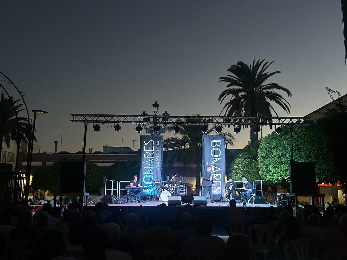 En la plaza de España de #Bonares ya suena Domingo Manguara en las noches de verano 

<a href="/AytoBonares/">AytoBonares</a>