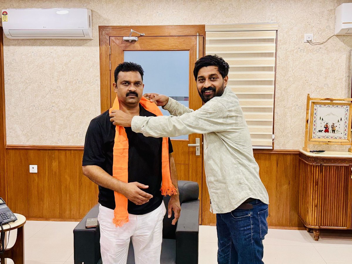 आलोक सिंह सोनवल (@aloksinghsonwal) on Twitter photo आज माननीय सांसद और केंद्रीय ग्रामीण विकास राज्यमंत्री भारत सरकार श्री कमलेश पासवान जी <a href="/kamleshpassi67/">Kamlesh Paswan</a> से आत्मीय मुलाक़ात हुई । 🇮🇳 #KamleshPaswan #RuralDevelopment #Bansgaon #Inspiration #aloksinghsonwal आज माननीय सांसद और केंद्रीय ग्रामीण विकास राज्यमंत्री भारत सरकार श्री कमलेश पासवान जी <a href="/kamleshpassi67/">Kamlesh Paswan</a> से आत्मीय मुलाक़ात हुई । 🇮🇳 #KamleshPaswan #RuralDevelopment #Bansgaon #Inspiration #aloksinghsonwal