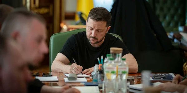 NewVoiceUkraine's tweet image. Ukrainian President Volodymyr Zelenskyy has imposed sanctions on five individuals — three Ukrainians and two Russians — for spreading anti-Ukrainian propaganda, according to a decree published on the President’s website on July 20.
english.nv.ua/nation/zelensk…