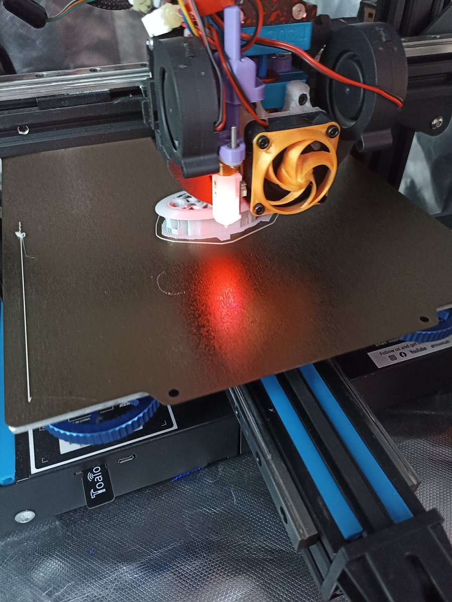 YLRabbit's tweet image. Well with this print orientation (huge horizontal area with supports) it's just a great result!
It was impossible to print at a tilt - allis held on the edge screws and there should be no inter-level connections between them, the levels should go through both screws.
#3dprinting