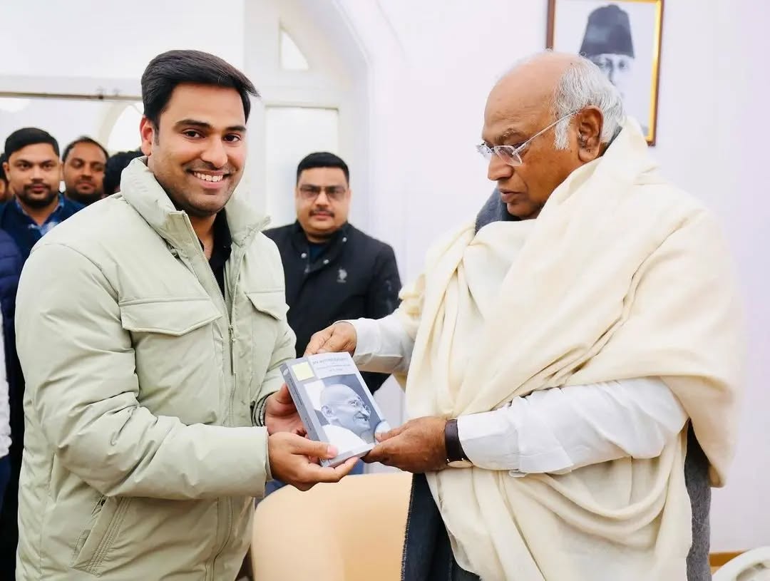 varunchoudhary2's tweet photo. कांग्रेस अध्यक्ष मल्लिकार्जुन खड़गे जी को जन्मदिन की ढेरों शुभकामनाएं। आपका जीवन संघर्ष और समर्पण का प्रतीक है।

वंचितों की आवाज़ को देश और संसद में मजबूती से उठाकर, आपने करोड़ों भारतीयों के लिए प्रेरक और मार्गदर्शक की भूमिका निभाई है।

आपका नेतृत्व हमें प्रेरित करता है। @kharge https://t.co/xSxLNe8Zgv