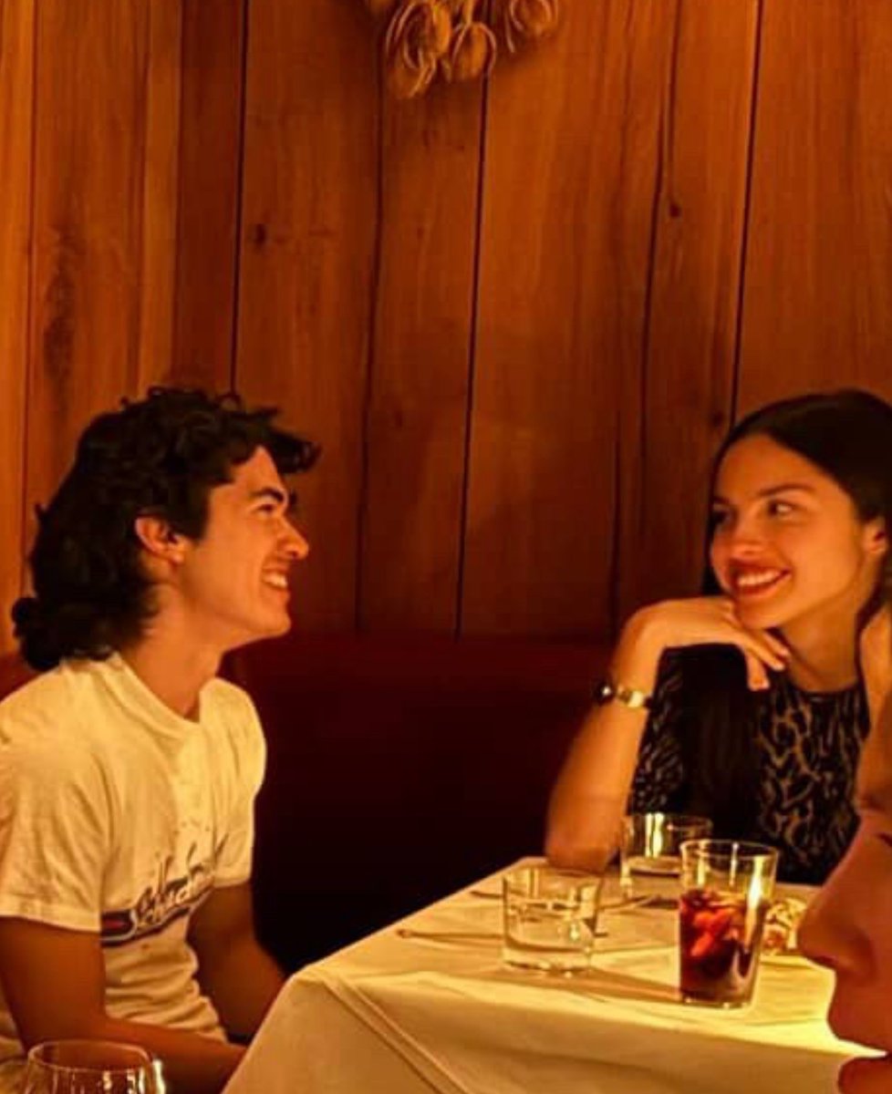 oliviarodrbr's tweet image. Olivia Rodrigo jantando com Conan Gray recentemente em Londres, via Deuxmoi.