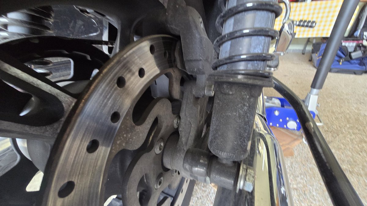 DetroitMade1975's tweet image. #brakes #harleydavidson #streetglide After doing my oil changes yesterday. Today, I went to look over tires and brakes. I discovered that the rear brakes need replacement. I have a job interview for a part-time job at @ a motorcycle parts store on Tuesday. Fingers crossed.