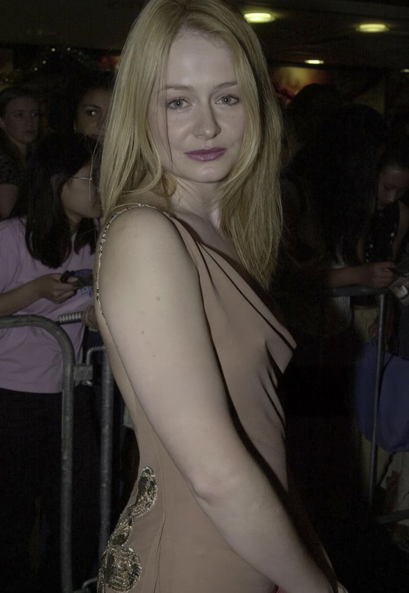 TolkienWorldG's tweet image. Miranda Otto at the premiere of The Lord of the Rings at the Hoyts Cinema in Sydney Australia - 2001