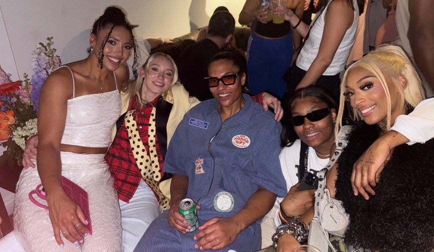 azzihive's tweet image. AZZI PAIGE AT NAI AND LYSS  THIS FAMILY FUCKING PHOTO